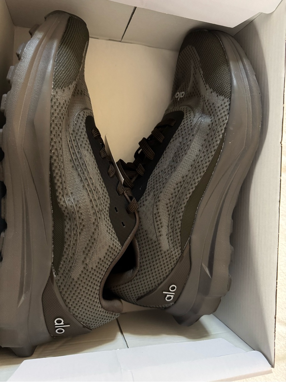 ALO Yoga Men’s Olive Green Mesh Runner Sneakers